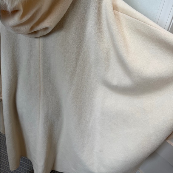 Vintage Cream Wool Alex Hayes Cape with Faux Fur Trim - Picture 9 of 12